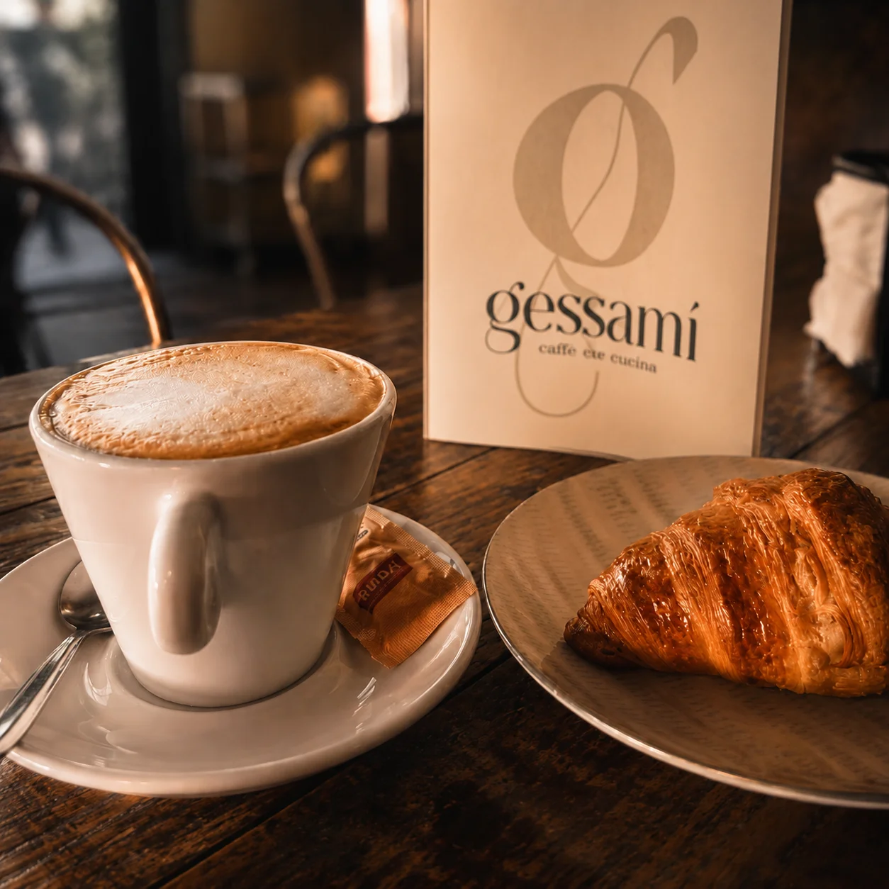 Café y croissant en Gessamí